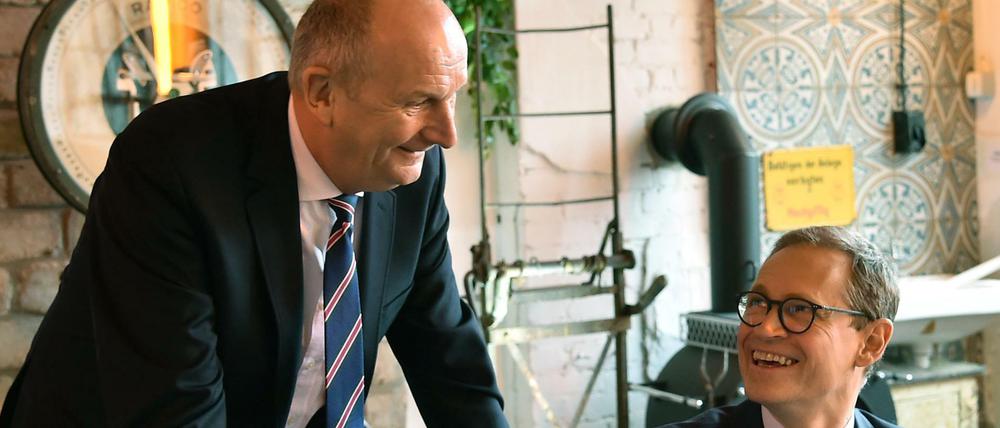 Dietmar Woidke (SPD, l), Ministerpräsident von Brandenburg, mit Michael Müller (SPD), Regierender Bürgermeister von Berlin.