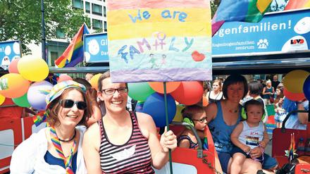 Lesbische Mütter - hier mit ihrem Wagen auf dem CSD Berlin.