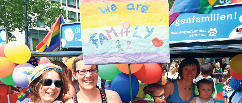 Lesbische Mütter - hier mit ihrem Wagen auf dem CSD Berlin.