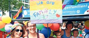 Lesbische Mütter - hier mit ihrem Wagen auf dem CSD Berlin.