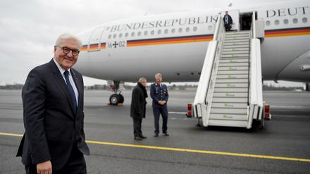 Bundespräsident Frank-Walter Steinmeier geht an Bord der Regierungsmaschine "Theodor Heuss". Wegen eines Defekts an dem Regierungsflieger konnte er nicht wie geplant von Äthiopien nach Berlin zurückfliegen. 