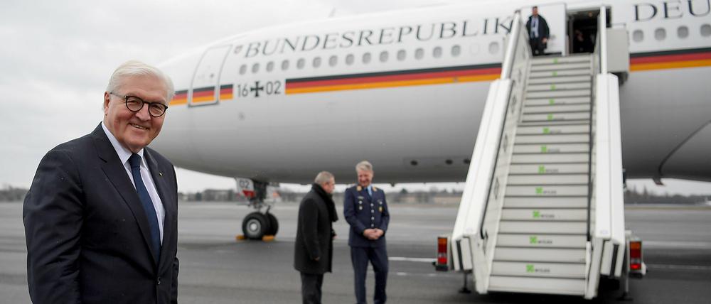 Bundespräsident Frank-Walter Steinmeier geht an Bord der Regierungsmaschine "Theodor Heuss". Wegen eines Defekts an dem Regierungsflieger konnte er nicht wie geplant von Äthiopien nach Berlin zurückfliegen.