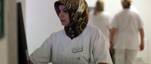 Mit Kopftuch am Arbeitsplatz - den Anblick gibt es häufiger.