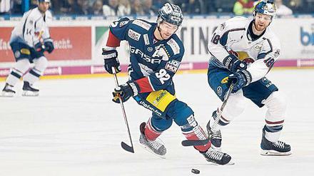 Gewohntes Bild. Marcel Noebels (l.) war mit den Eisbären chancenlos. Foto: Gora/dpa