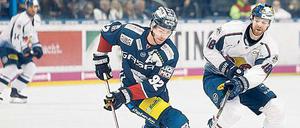 Gewohntes Bild. Marcel Noebels (l.) war mit den Eisbären chancenlos. Foto: Gora/dpa