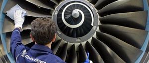 Ein Mechaniker des Triebwerksherstellers Rolls-Royce arbeitet an einem Triebwerk im Werk Dahlewitz in Brandenburg. 