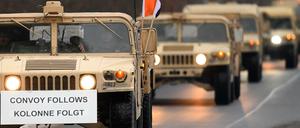 US-Militärfahrzeuge fahren am 11.01.2017 nahe Brück (Brandenburg) auf der Straße eines Truppenübungsplatzes.