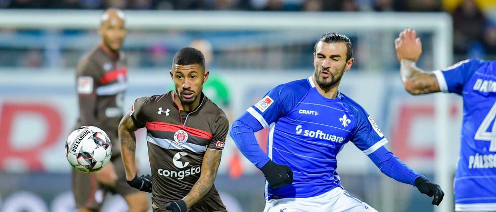 St. Pauli mit Jeremy Dudziak (l) verlor durch zwei späte Tore gegen Darmstadt (r. Serdar Dursun).