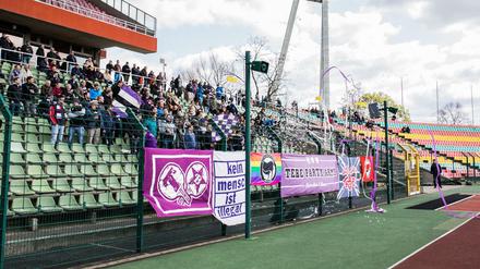 Sie zählen: Tebe-Fans im Friedrich-Ludwig-Jahn-Sportpark.