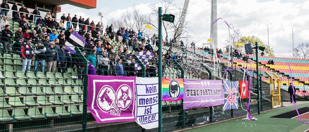 Sie zählen: Tebe-Fans im Friedrich-Ludwig-Jahn-Sportpark.