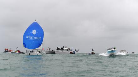 Empfangskomitee. Etwa hundert Boote fuhren hinaus aufs Meer, um den Sieger des Golden Globe Race zu begrüßen. Tausende Schaulustige säumten die Hafenmole von Les Sables d'Olonne.