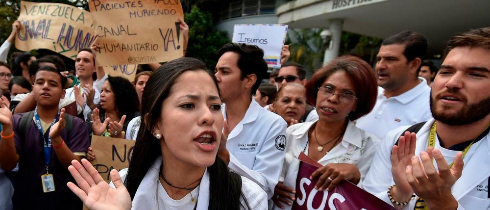 Oppositionelle demonstrieren gegen den autoritären Machthaber Maduro.