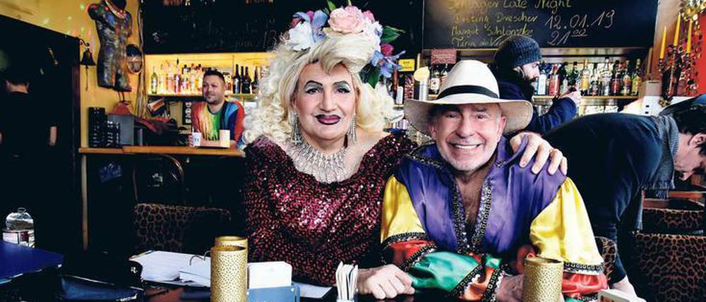Er liebt Glitter und Glamour. Mark Janicello im Pailettenkleid, zusammen mit Mario Garcia, einem Darsteller.