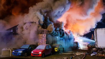 Dichter Qualm tritt unter dem Dach der brennenden Lagerhalle hervor.