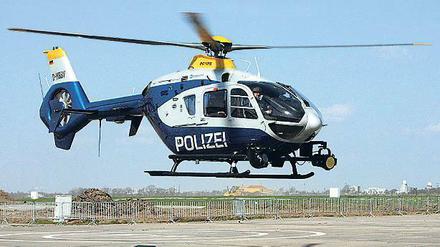 Polizeihubschrauber bei Start oder Landung.