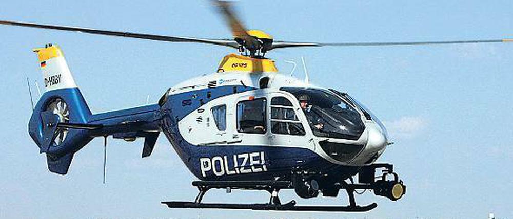 Polizeihubschrauber bei Start oder Landung.