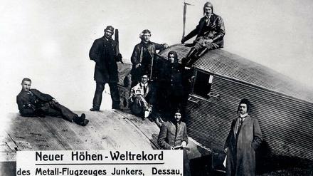 Überflieger. Die Passagiere der „Anneliese“ hatten es im Inneren des Flugzeugs gemütlich, der Pilot musste draußen sitzen. Das Cockpit war natürlich offen, wegen der Sicht.