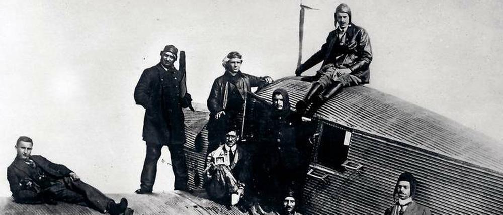 Überflieger. Die Passagiere der „Anneliese“ hatten es im Inneren des Flugzeugs gemütlich, der Pilot musste draußen sitzen. Das Cockpit war natürlich offen, wegen der Sicht.
