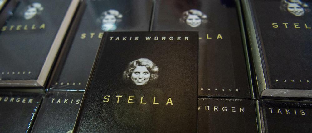 Buchstapel von Takis Würgers "Stella"-Roman, derzeit auf Platz fünf der "Spiegel"-Bestsellerliste