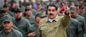 Venezuela Präsident Maduro vor Angehörigen der Armee.