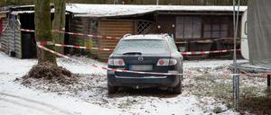 Blick auf ein Auto und ein Gebäude auf dem Campingplatz Eichwald, das mit Polizeiabsperrband versehen ist. 