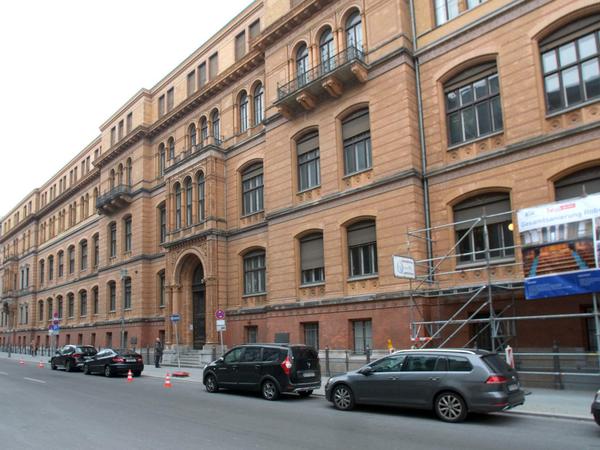 Das Robert-Koch-Forum an der Dorotheenstraße in Berlin Mitte - ein erstes Bauschild hängt schon.