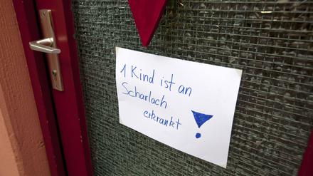 Scharlachzeit. An den Türen von Kindergärten finden sich immer wieder solche Warnzettel. 