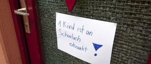 Scharlachzeit. An den Türen von Kindergärten finden sich immer wieder solche Warnzettel. 