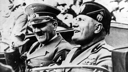 Symbolpolitik. Hitler (l.) und Mussolini inszenieren sich als volksnah.