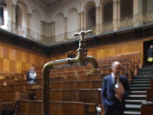 Aus den historischen Wasserhähnen im Robert-Koch-Forum könnten Datenstränge für die digitale Technik der Hertie School und anderer Mieterinnen kommen.