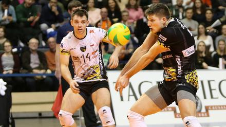Leider jetzt beim Gegner: Ruben Schott aus Danzig (r.) nimmt den Ball an.