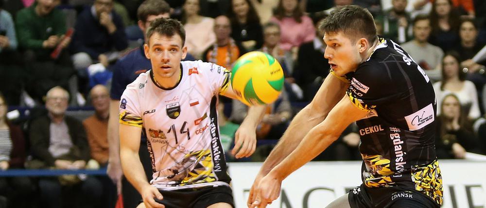 Leider jetzt beim Gegner: Ruben Schott aus Danzig (r.) nimmt den Ball an.