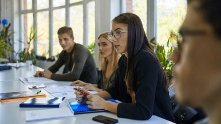 Eine Klasse für sich. Die Besserwisserin braucht keinen Kurs. Der Kurs braucht sie. 