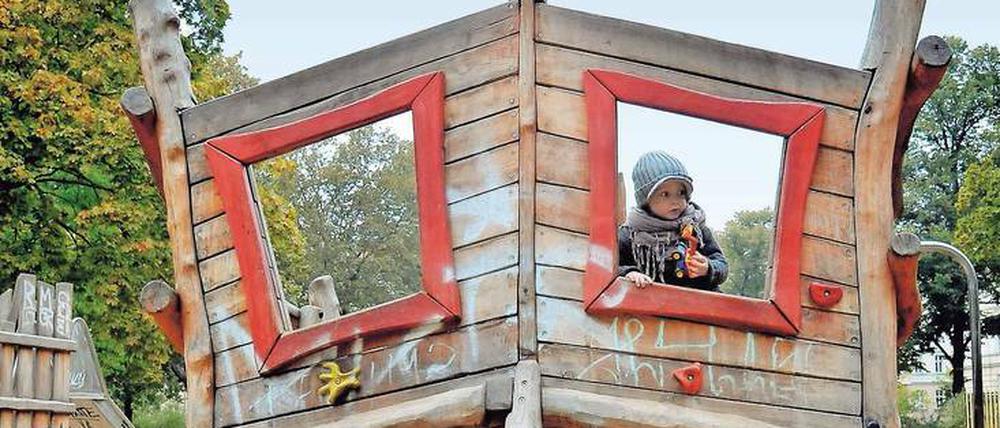 Es gibt nicht genügend Spielplätze in Berlin. Auf dem Spielplatz auf dem Helmholtzplatz merkt man das, weil er oft sehr voll ist. 