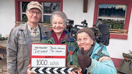 Die Fallers: Hoferbe Karl (Peter Schell) mit Mutter Johanna (Ursula Cantieni, M.) und ihrer Freundin Lioba (Lisbeth Felder).
