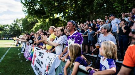 Emotional. Die TeBe-Fans, hier beim Oberliga-Spiel gegen Blau-Weiß 90, sorgen sich um ihren Verein.