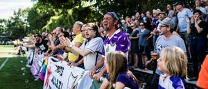 Emotional. Die TeBe-Fans, hier beim Oberliga-Spiel gegen Blau-Weiß 90, sorgen sich um ihren Verein.