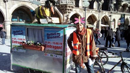 Für die Bienen auf dem Marienplatz: Mickel Rentsch bei seinem Einsatz für das Volksbegehren. 