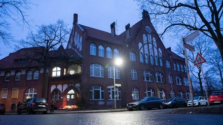 Das Mädchen besuchte die Hausotter-Grundschule in Reinickendorf. Auf den Stufen zum Eingang erinnern Kerzen und Blumen an sie.