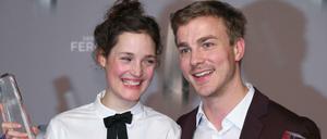 Deutscher Fernsehpreis: Vicky Krieps und Albrecht Schuch freuen sich über die Auszeichnungen als beste Darsteller.