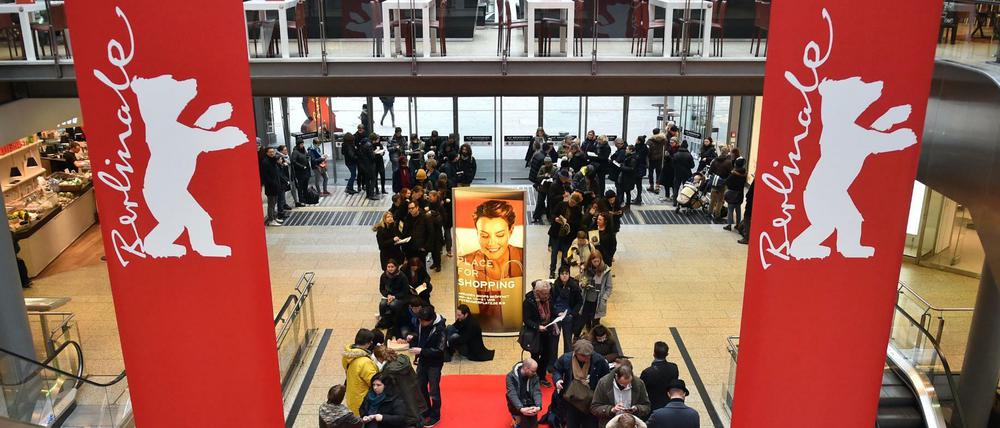 Bitte Geduld mitbringen: Festivalbesucher stehen vor der Berlinale 2018 beim Kartenverkauf in den Potsdamer Platz Arcaden an.