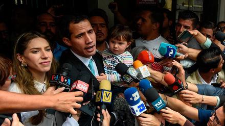Im Mittelpunkt des Interesses. Juan Guaidó mit seiner Frau Fabiana und seiner dreijährigen Tochter Miranda.