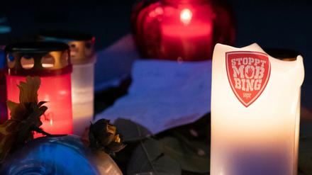 Auf den Stufen zum Eingang der Hausotter-Grundschule in Reinickendorf steht eine Kerze mit der Aufschrift "Stoppt Mobbing".