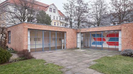 Das Mies van der Rohe Haus mit Blick auf das Wandbild von Jan van der Ploeg.