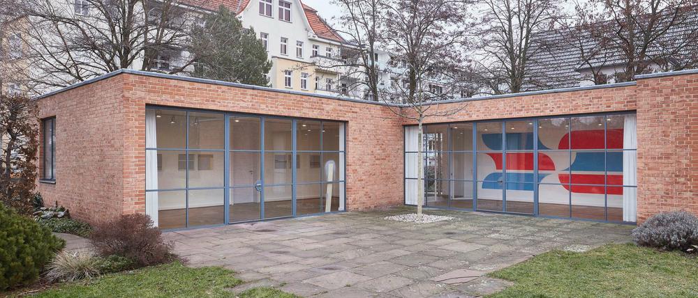 Das Mies van der Rohe Haus mit Blick auf das Wandbild von Jan van der Ploeg.