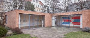 Das Mies van der Rohe Haus mit Blick auf das Wandbild von Jan van der Ploeg.