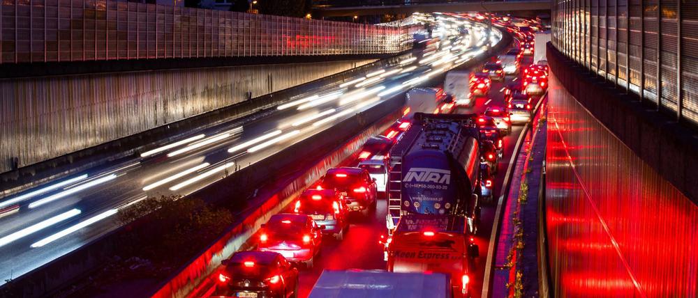 Autos fahren auf der Autobahn 40 in Essen.