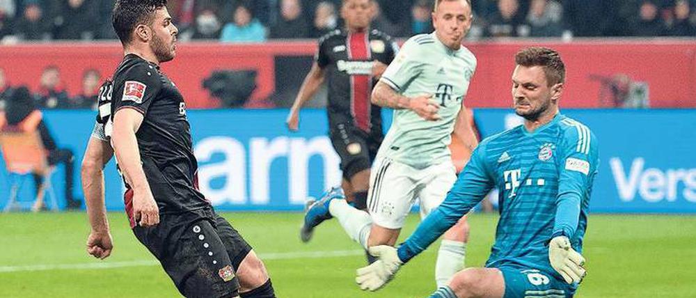Spiel gedreht. Leverkusens Stürmer Kevin Volland traf zur 2:1-Führung, Bayerns Torwart Sven Ulreich macht sich vergebens breit.