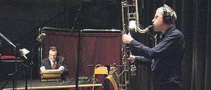 Im Rausch. Jan-Peter E. R. Sonntag (l.) regelt den Klang am Transistorradio, während Theo Nabicht Kontrabassklarinette spielt.