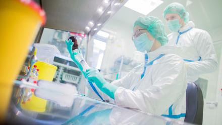 Arbeiten nach wissenschaftlichen Prinzipien: Eine Pharmazeutisch-technische Assistentin und ein Apotheker stellen Krebsmedikamente in einem Labor einer Apotheke her. 